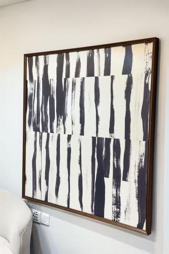 لوحة جدارية تجريدية بخطوط عصرية بالأسود على خلفية بيضاء، مع إطار خشبي 120×120سم