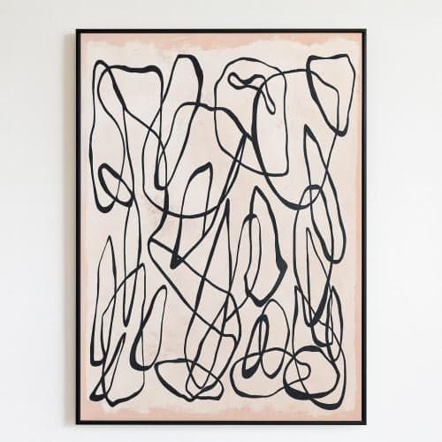 لوحة فنية تجريدية بإطار أسود نحيف، تتميز بخطوط سوداء عشوائية ملتفة ومتداخلة 100×150سم
