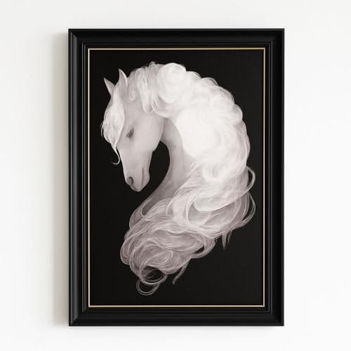 لوحة فنية مميزة بإطار أسود أنيق مع خط ذهبي رفيع من الداخل، تجسّد جمال الحصان الأبيض 130×90سم - 1